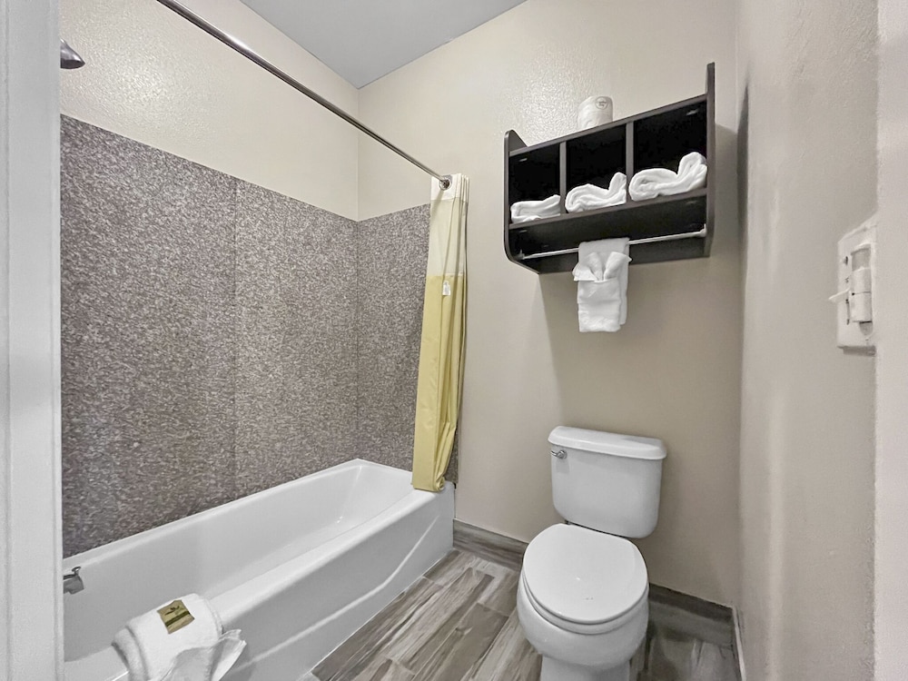 Rodeo Lodge (ex Americas Best Value Inn and Suites-Clovis/Fresno) 55/59