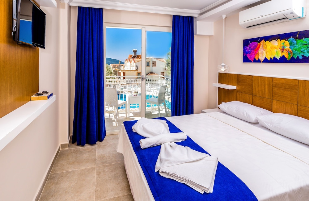 STANDARD, DOUBLE BED, POOL VIEW