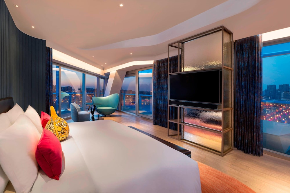 1 Bedroom, Suite, King Bed, Lake View