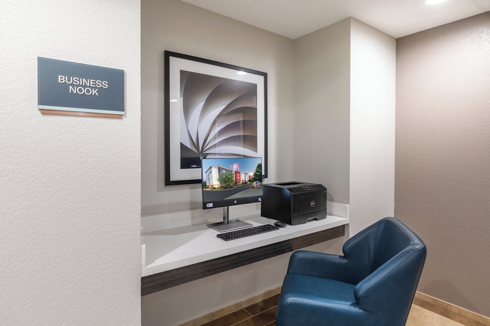 Candlewood Suites Greenville 23/28