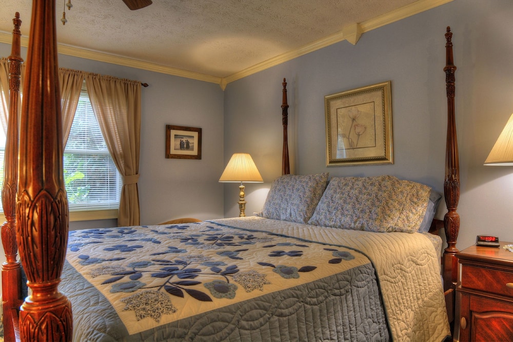Blue, Queen Bed, Private Bathroom