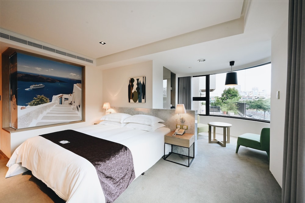 DELUXE, KING BED