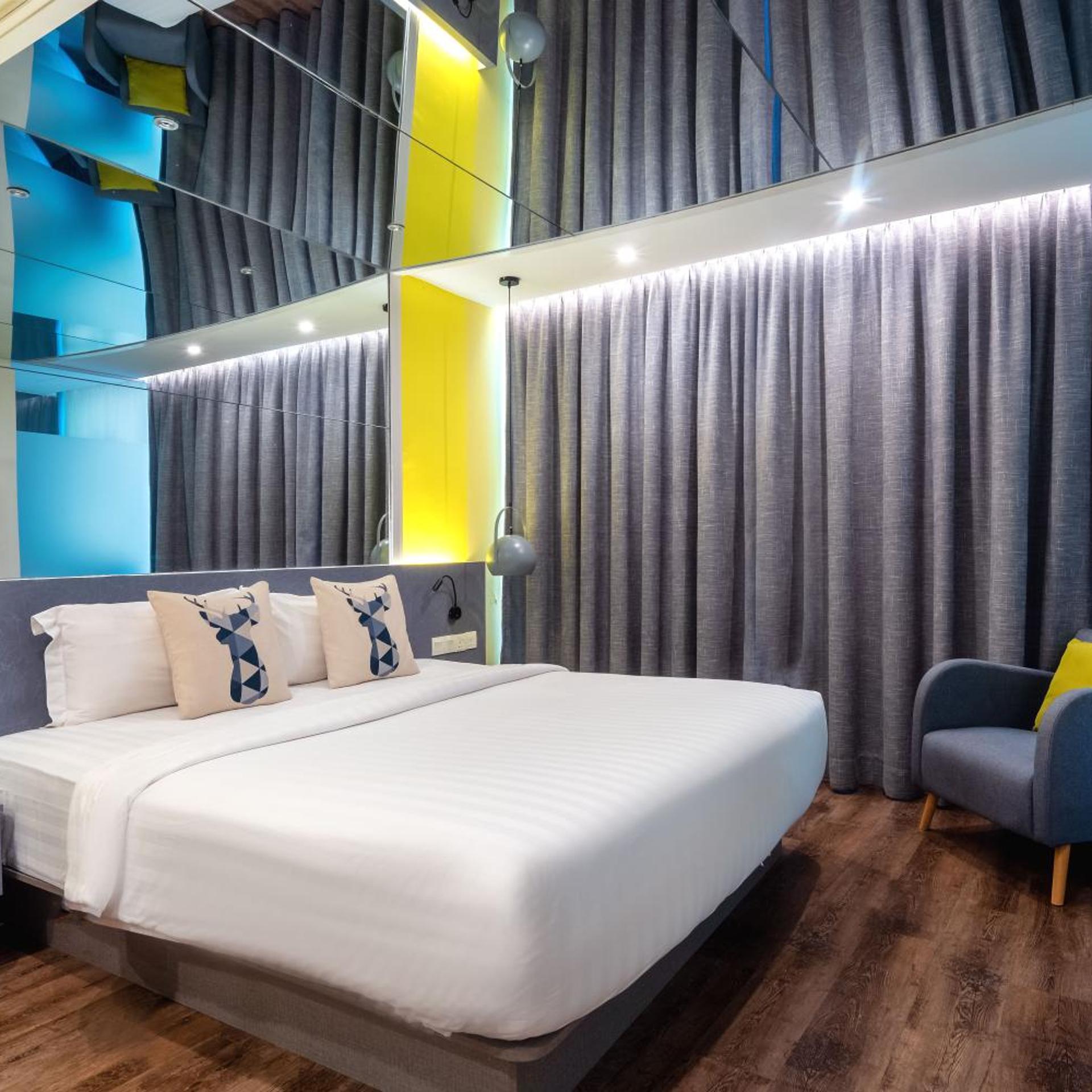 Deluxe, Suite, Apple Hotel Times Square 9/10