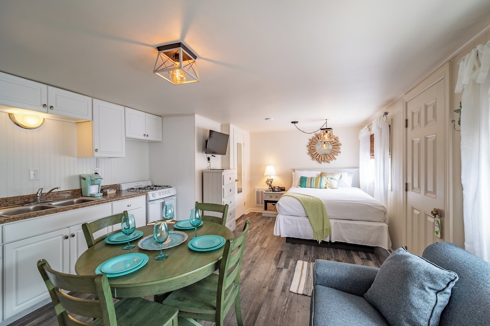 Ocean Glass Inn 30/50