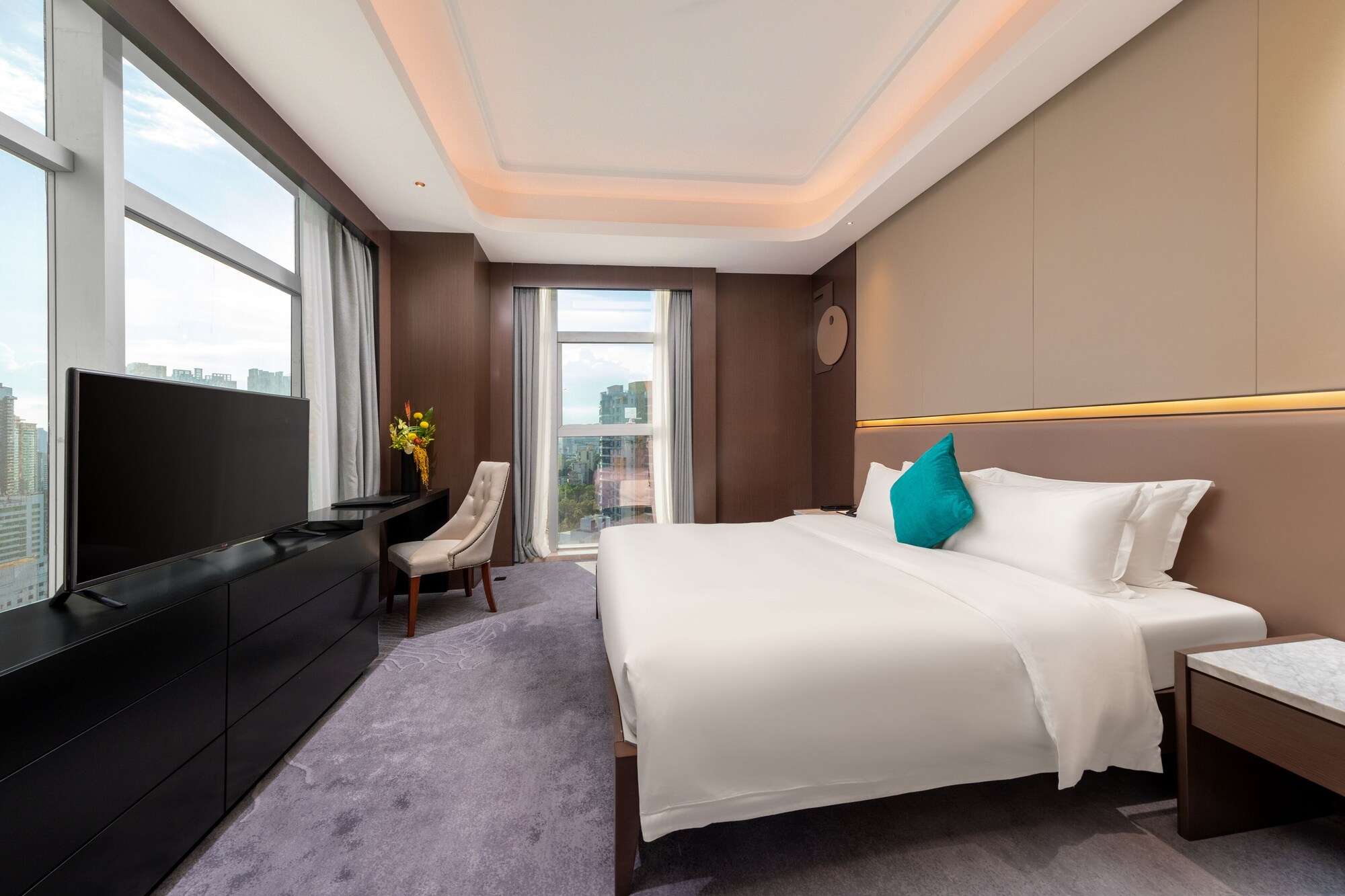 EXECUTIVE, KING BED