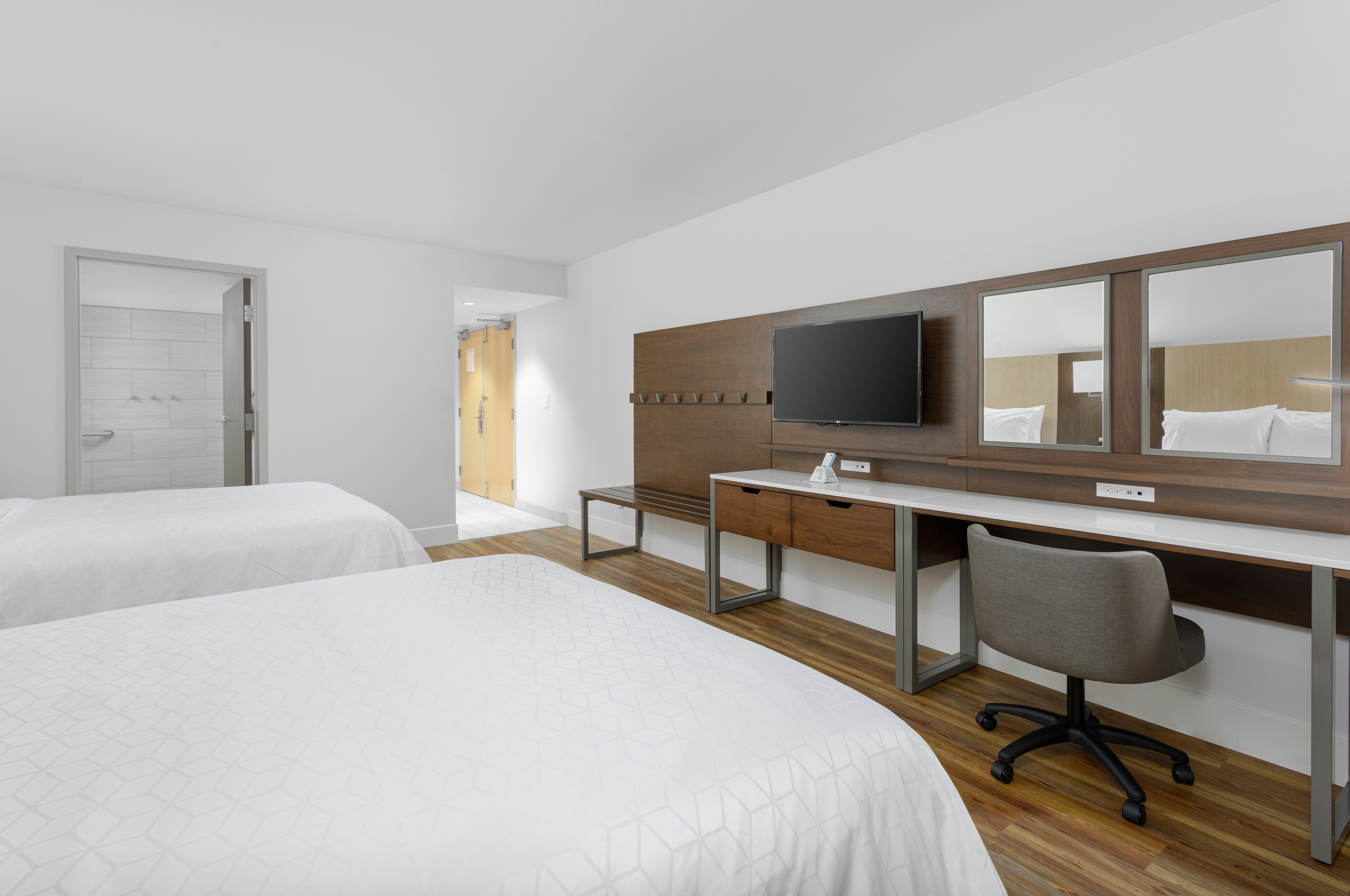 Holiday Inn Express Pensacola Beach 24/60