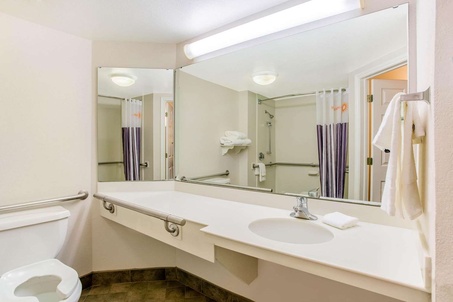 La Quinta Inn & Suites by Wyndham Raleigh Durham Airport 24/25