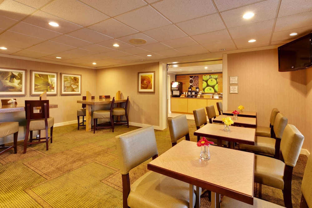 La Quinta Inn And Suites By Wyndham Plattsburgh 32/38
