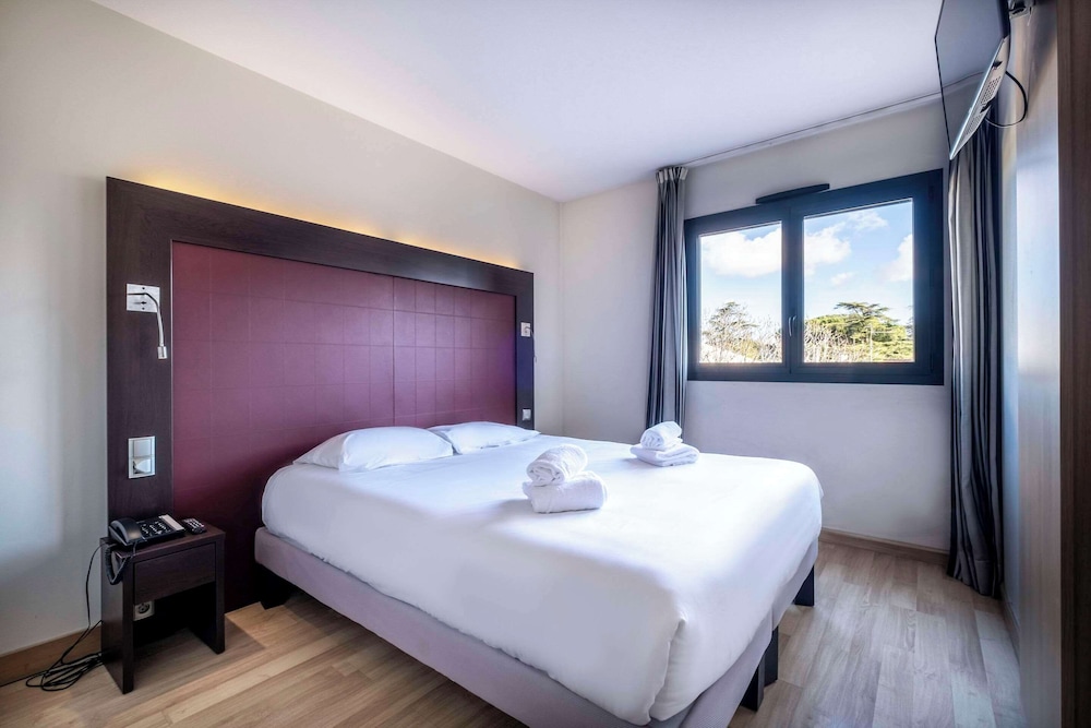2 BEDROOMS, APARTMENT, POOL ACCESS