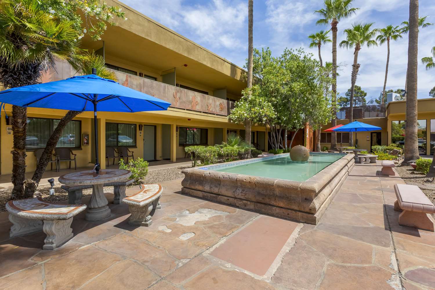 Royal Sun Inn & Suites 24/25