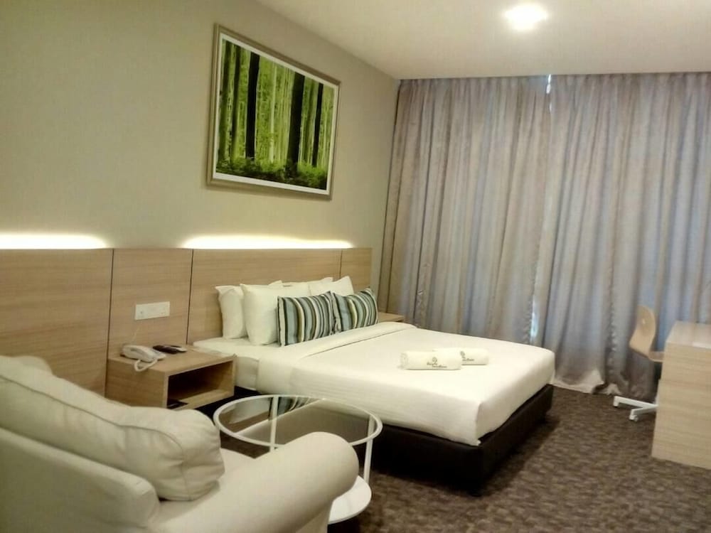The Inn Formerly Triple Tree Xpress Hotel 25/44