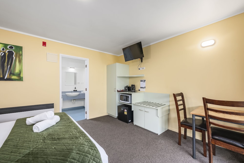 Upstairs, Studio, Queen Bed، Fenton Court Motel 4/7