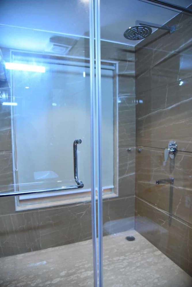Hotel Narayanam 40/50