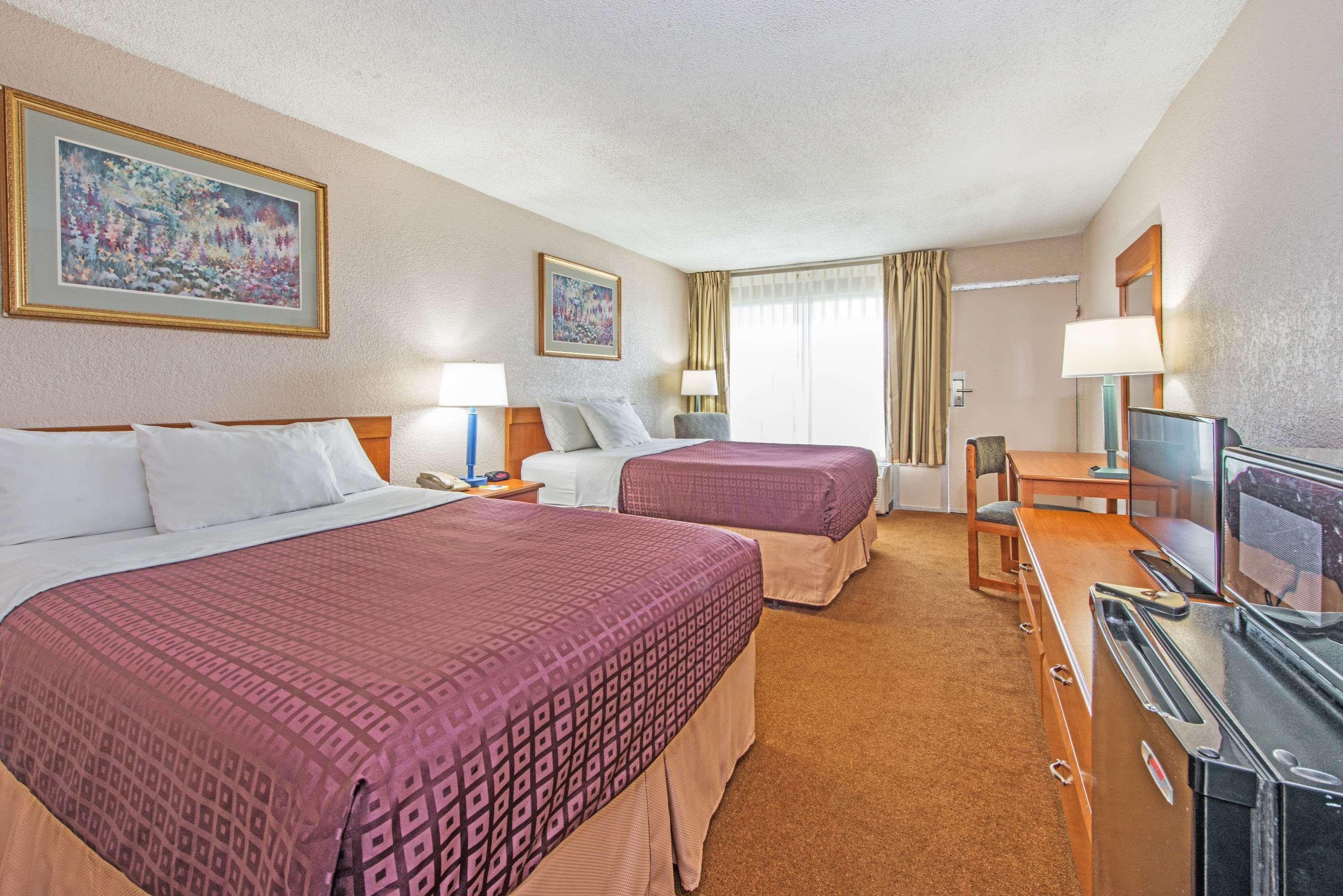 Days Inn by Wyndham Elizabethtown 6/16