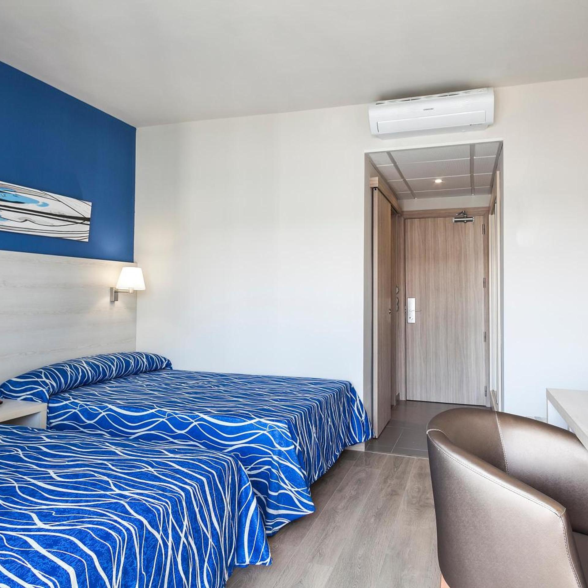 ROOM, DOUBLE BED