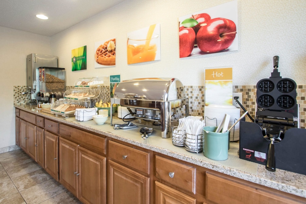 Quality Inn & Suites Sun Prairie Madison East 26/32