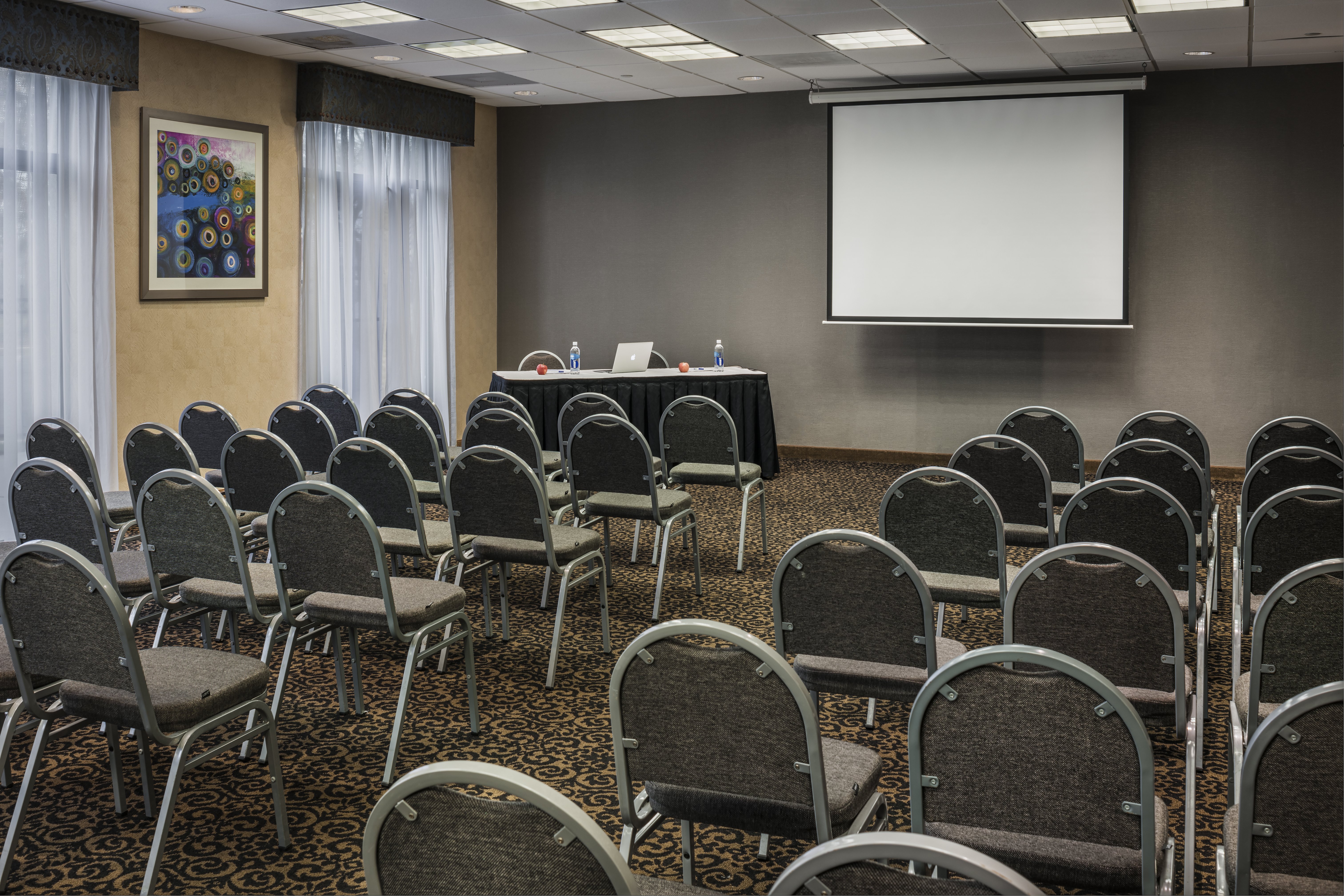 Holiday Inn Express Suites Laurel Lakes 47/58