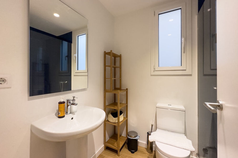 4 Bedrooms, Family, Apartment, 4 Beds, 2 Double Beds, 2 Bathrooms، Animapartments Sants 3/7