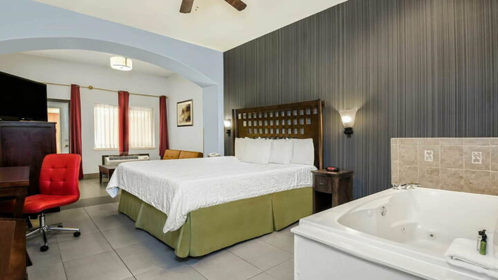 STUDIO, SUITE, JETTED TUB