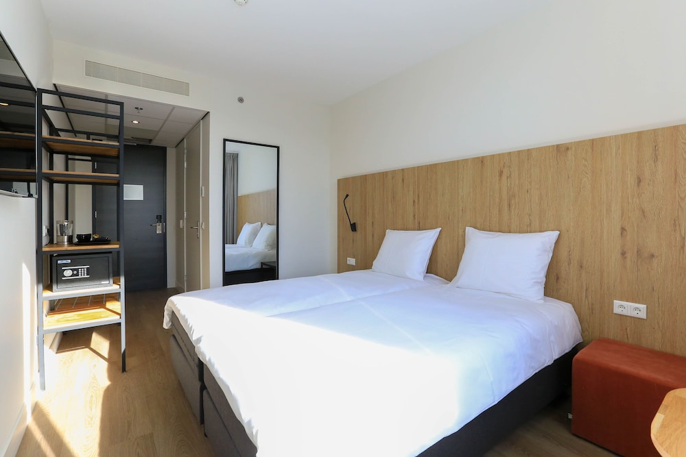 COMFORT, TWIN BEDS