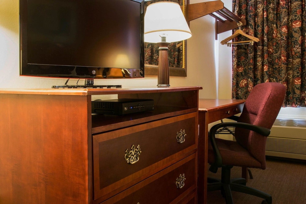 Rodeway Inn Muskegon Airport MI 9/33