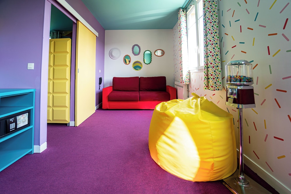 Explorers Hotel 36/67