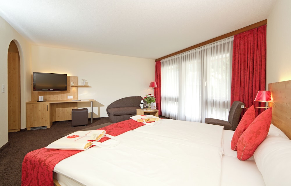 West, Superior, Twin Beds, Balcony