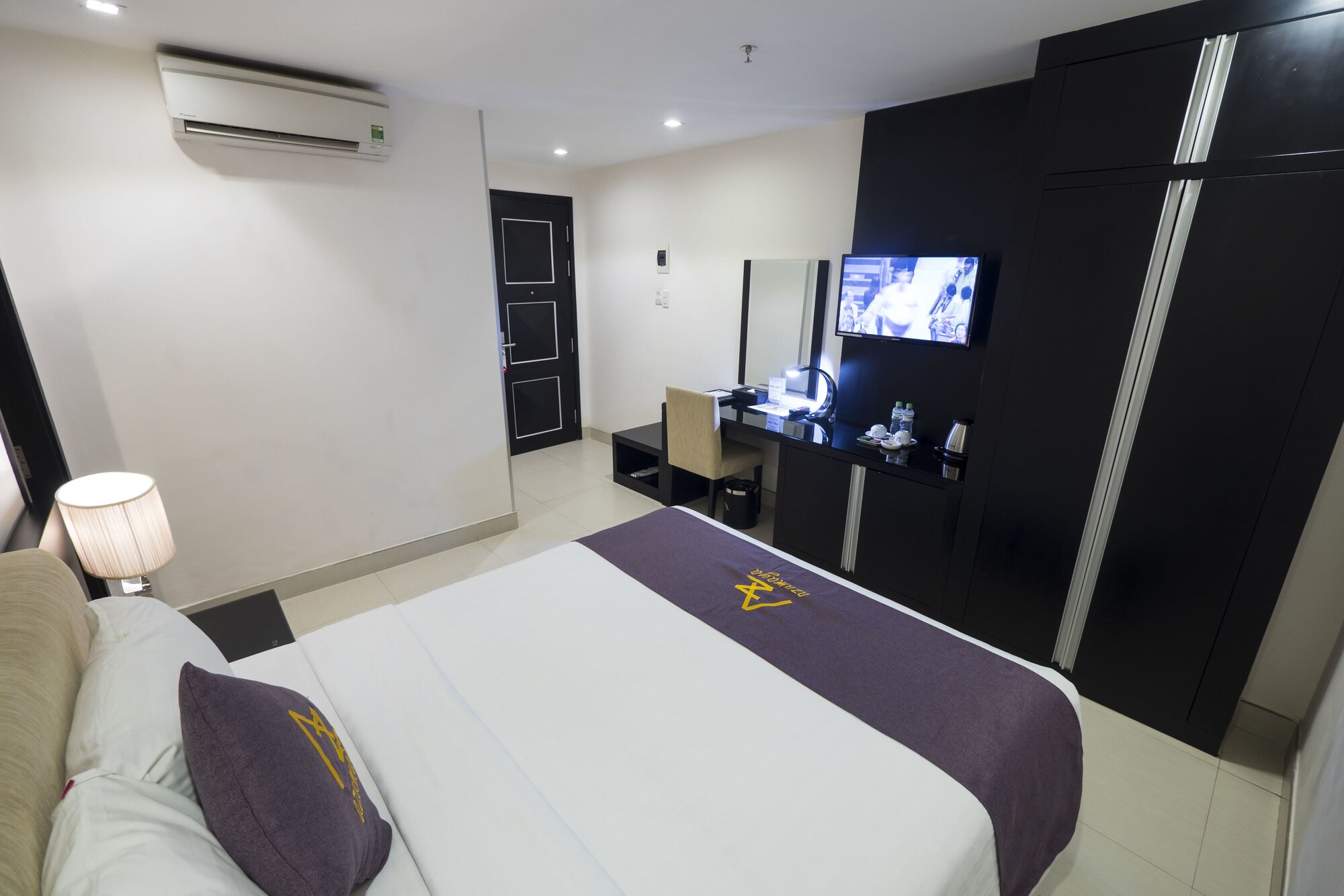 DELUXE, DOUBLE BED, NO WINDOW