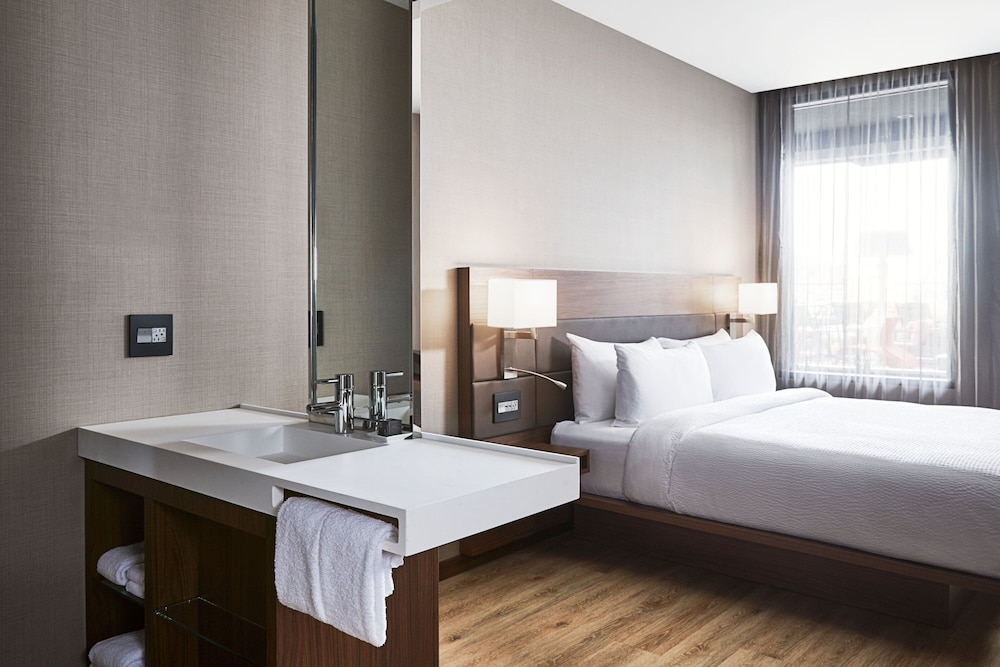 Studio, King Bed, Pool View, Pool Side