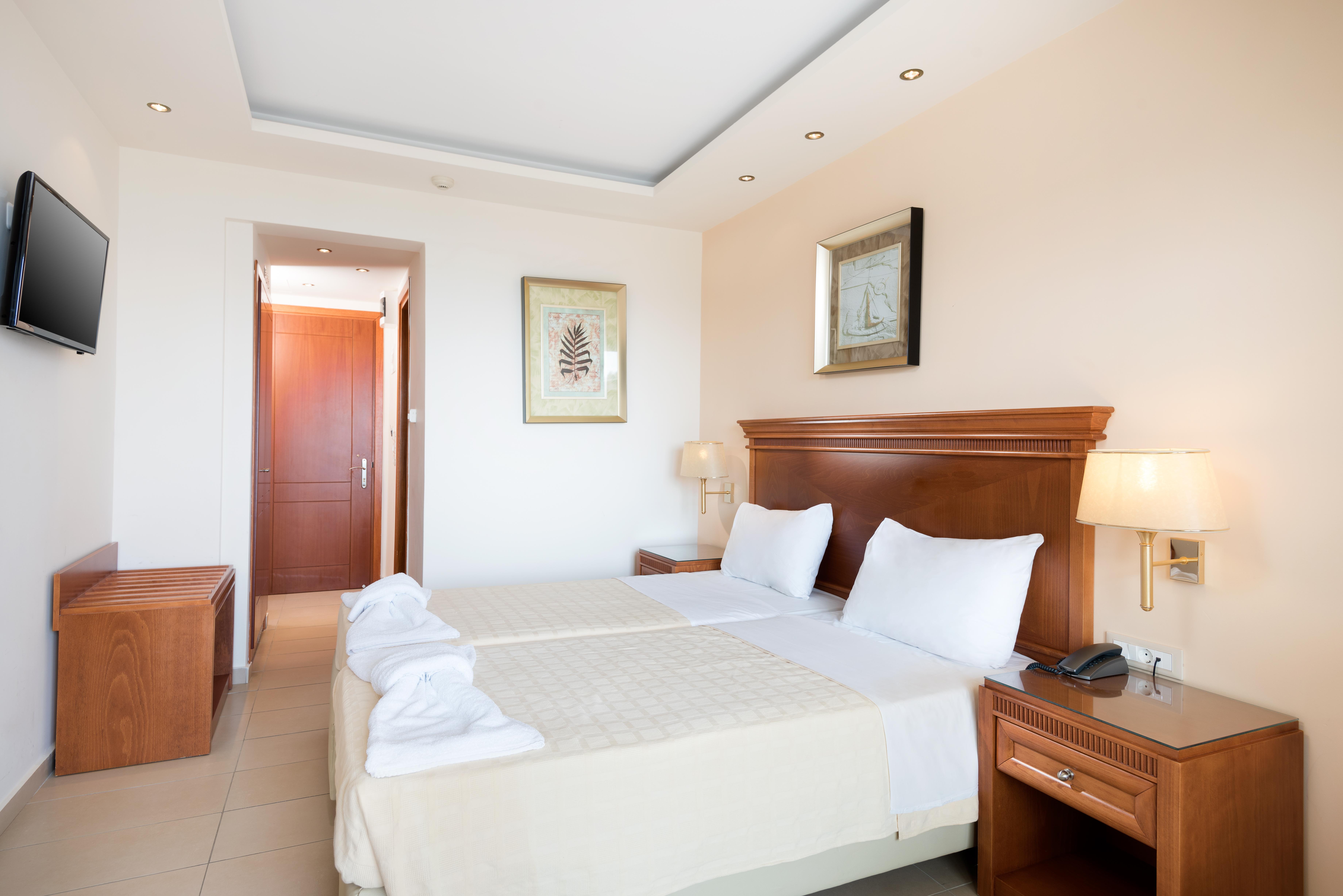 SINGLE ROOM