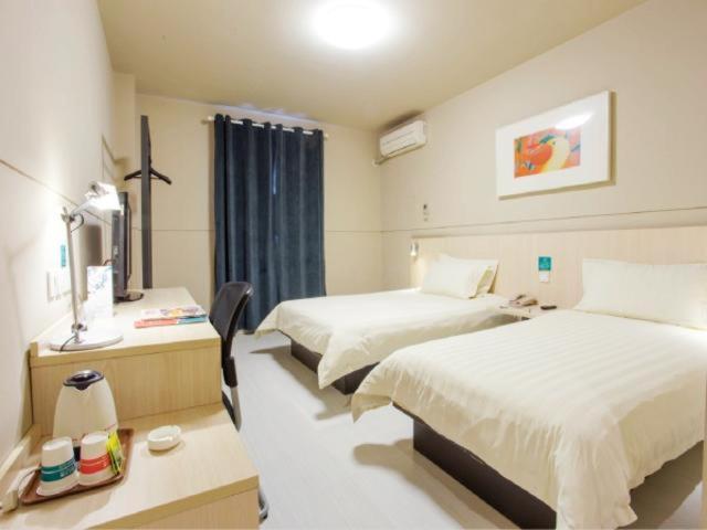 Jinjiang Inn Xinxiang Railway Station Branch 30/52