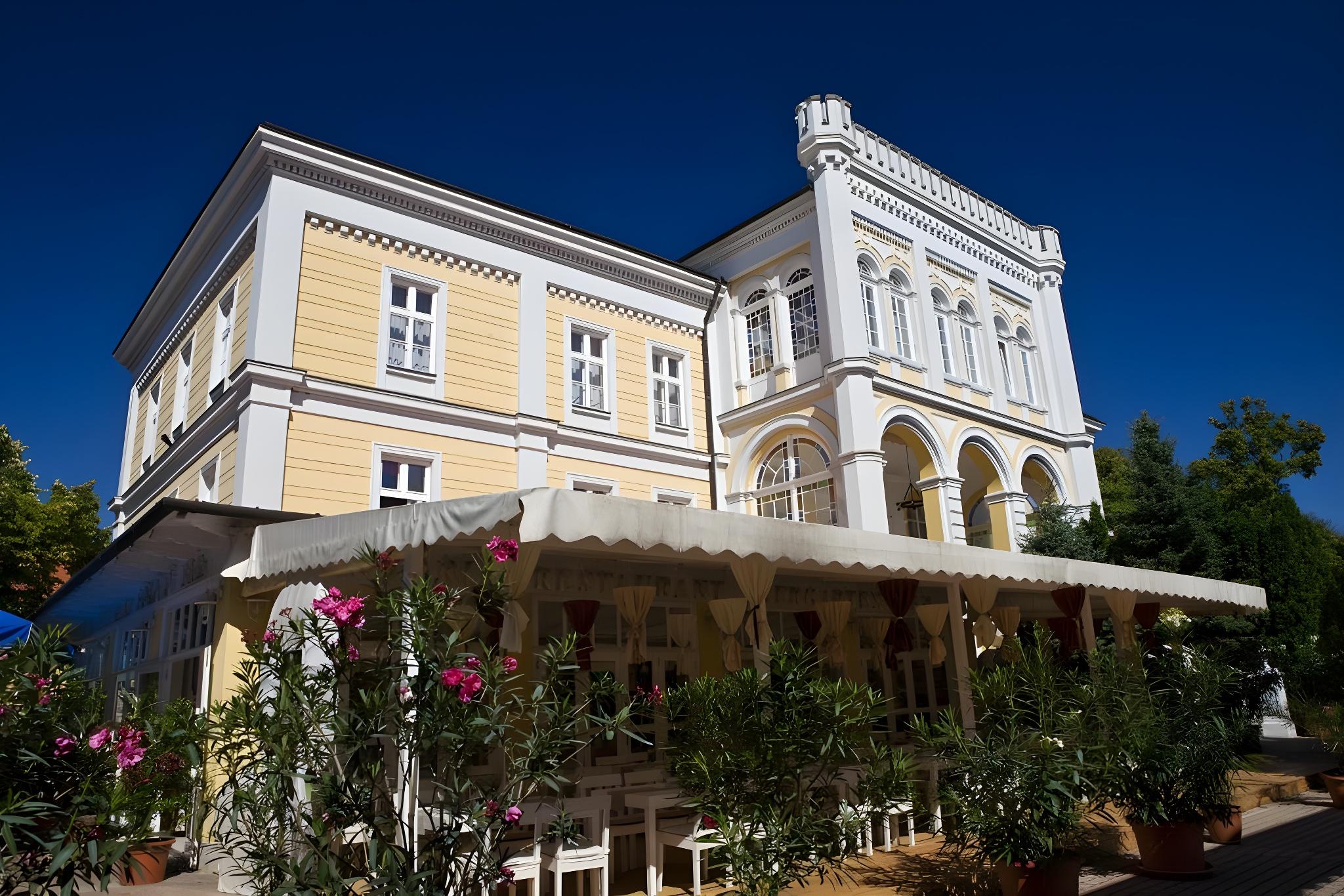 Astoria Hotel and Restaurant 3/41
