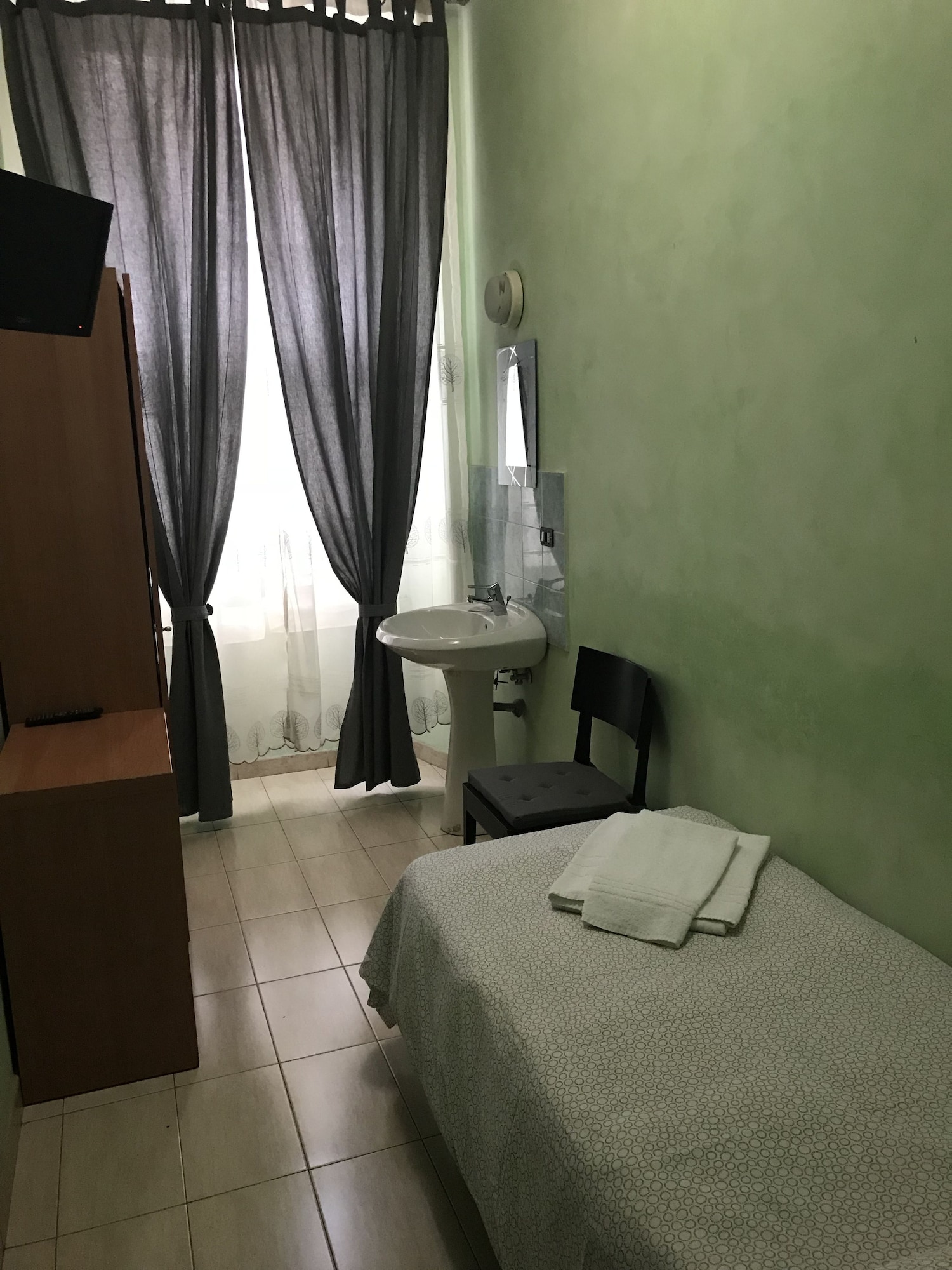 ECONOMY, SINGLE, SHARED BATHROOM