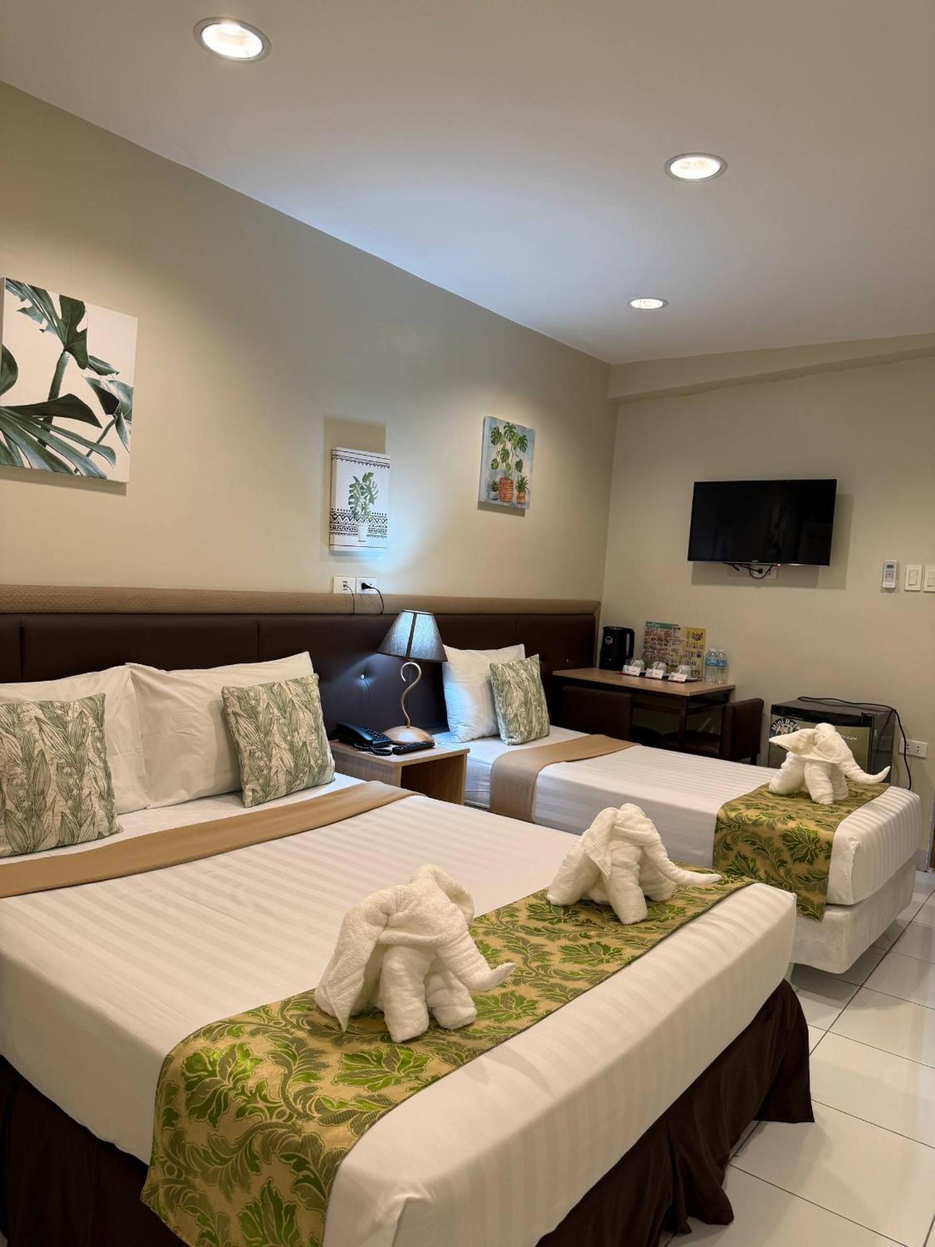 Deluxe, 1 Queen and 1 Single Bed