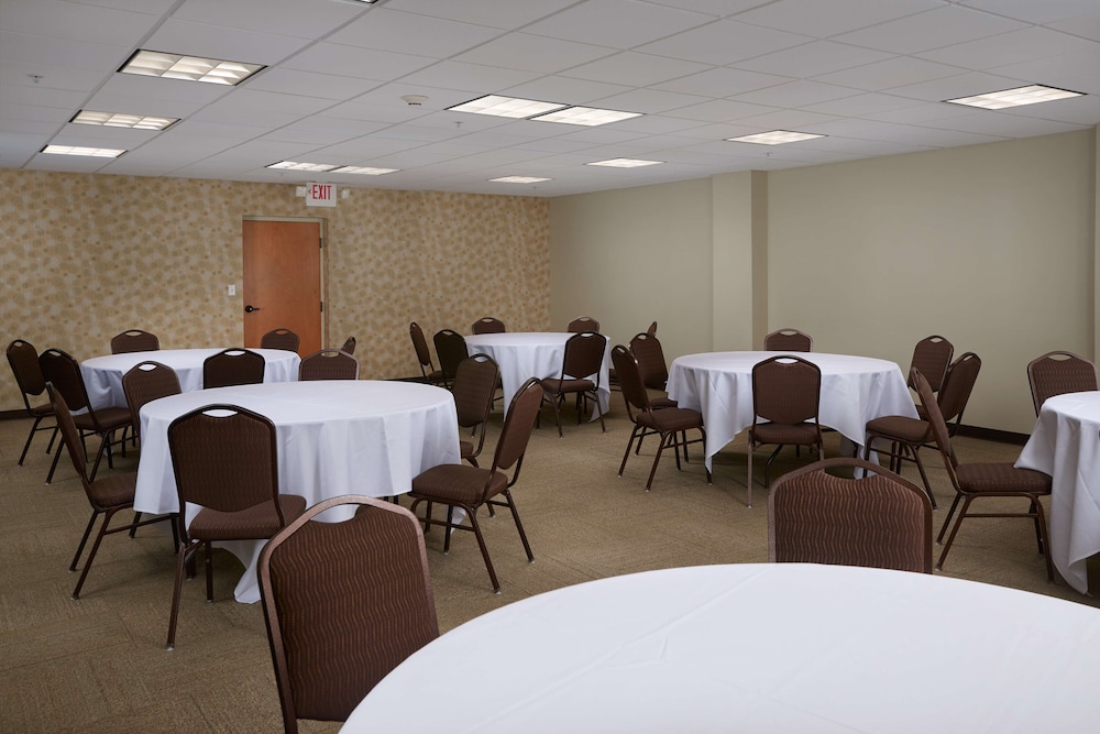 Hampton Inn & Suites Canton 46/54