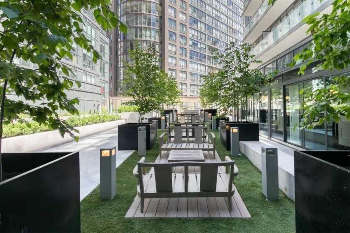 Stylish Downtown Toronto Residential Hotel 47/50