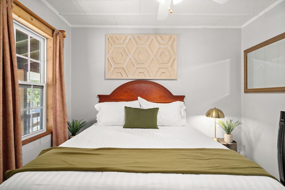 Executive, Studio, Queen Bed