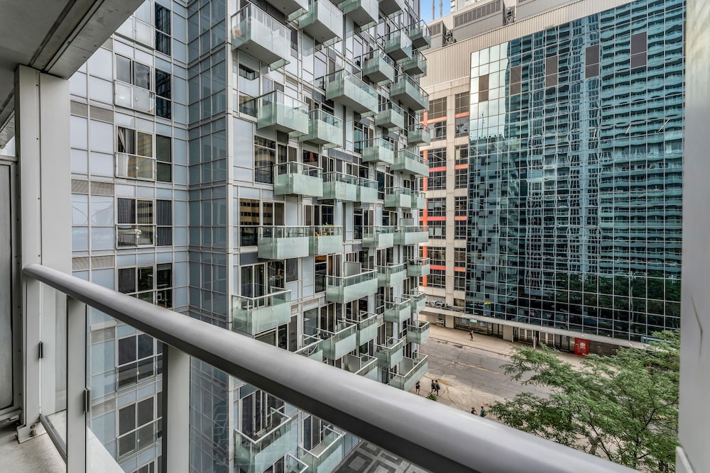 Grand Royal Condos - Cn Tower 3/71