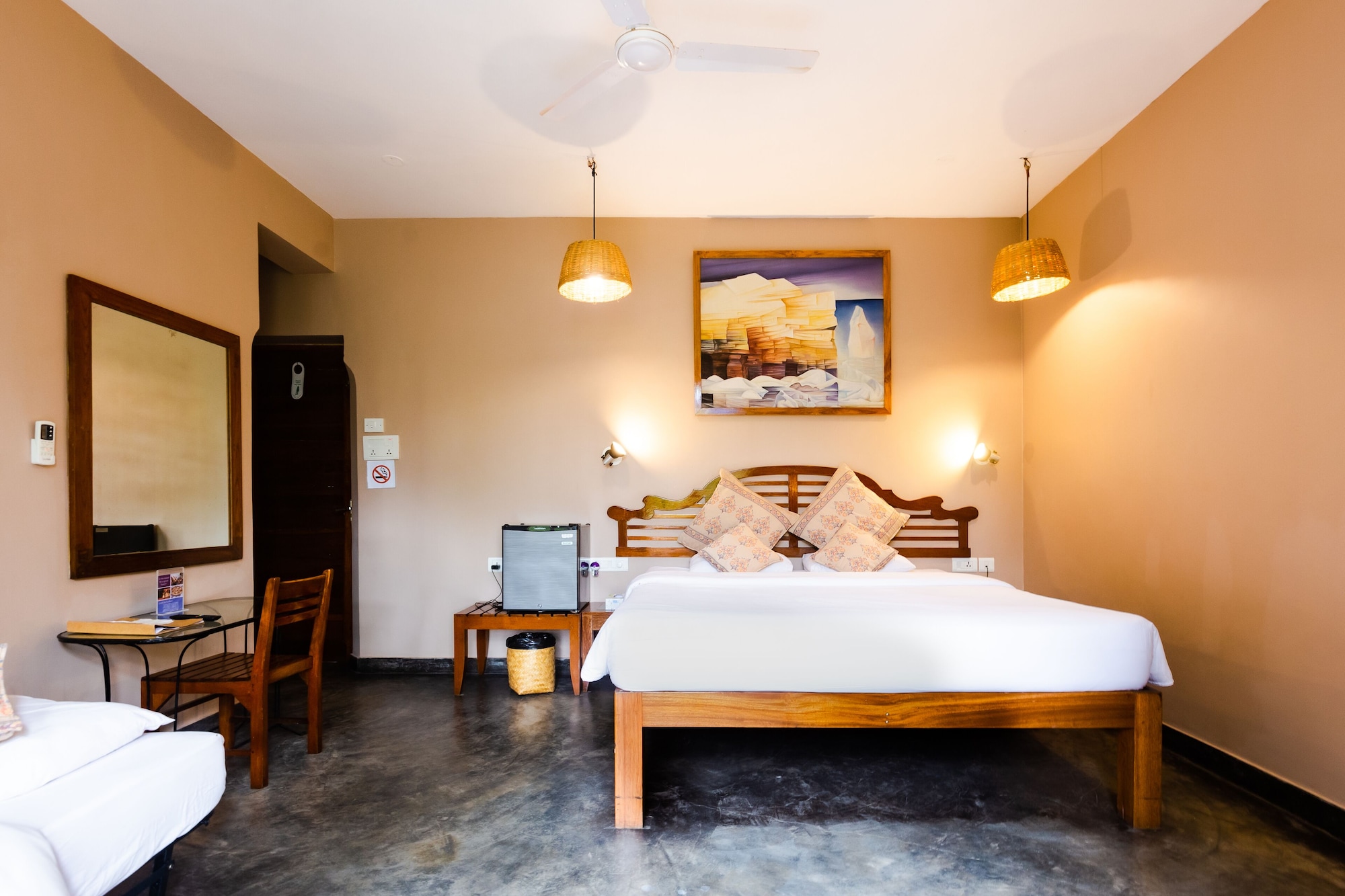 غرفة تنفيذية بسرير كينج بشرفة، Fiesta Beach Resort 2/8