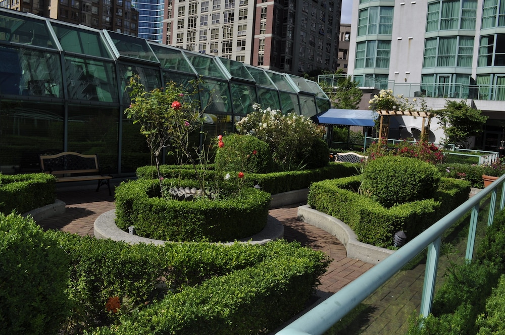 Rosedale On Robson Suite Hotel 40/45
