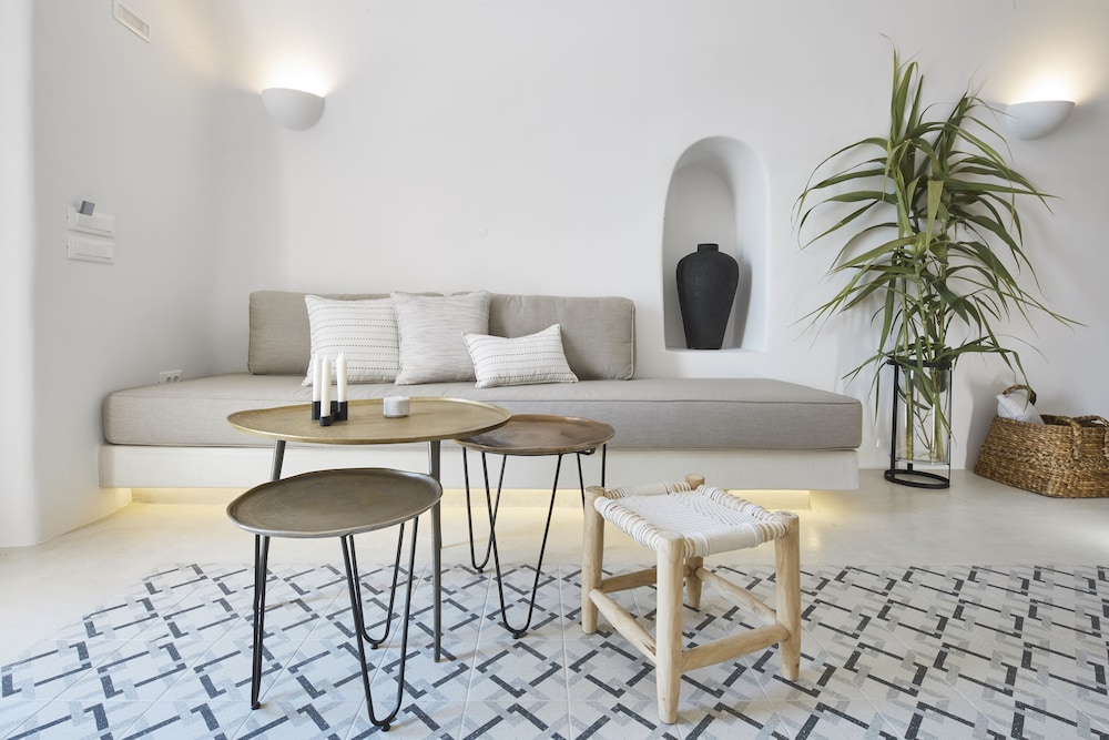 White And Co. La Torre Suites 32/50
