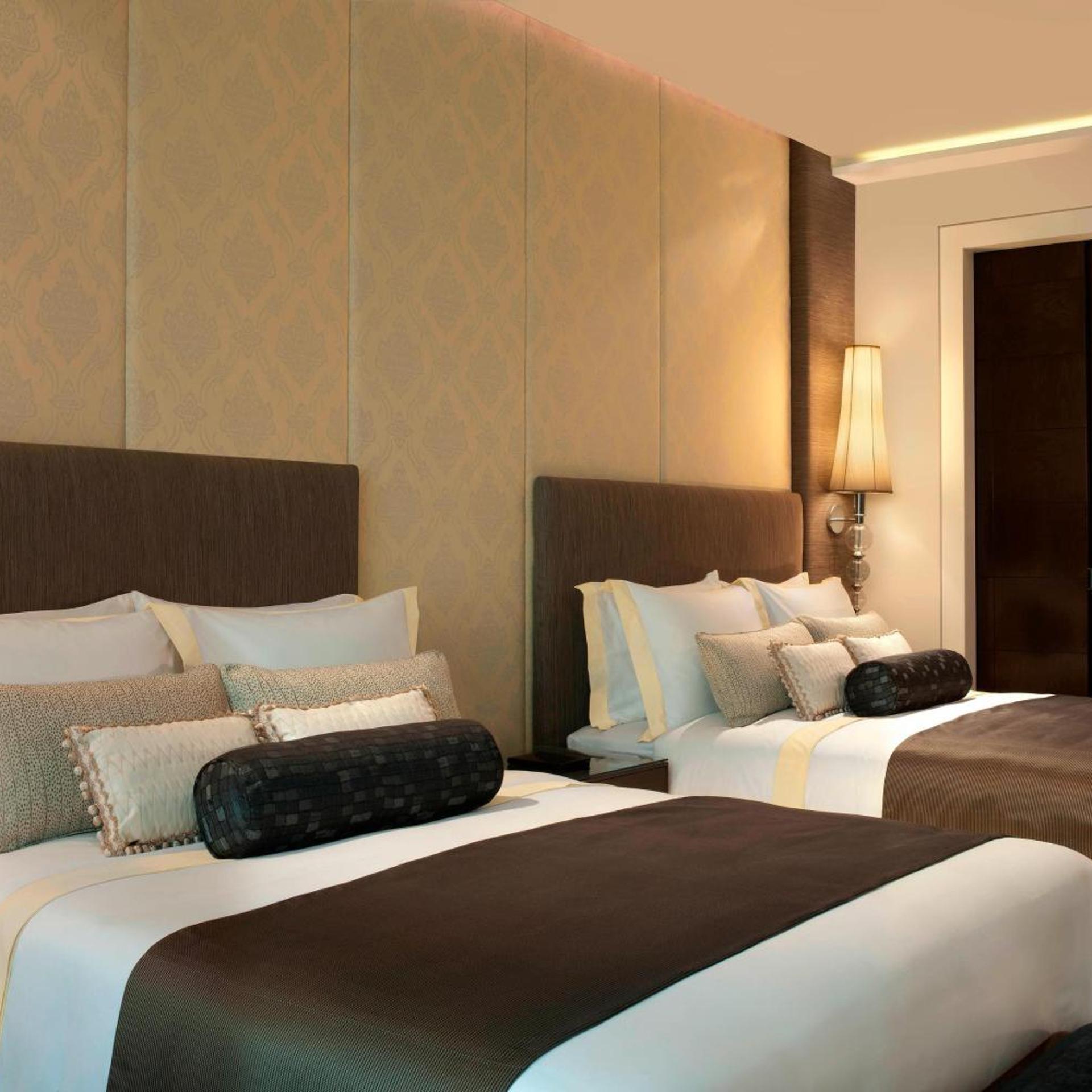 Astor, Queen Bed, Golf Course View