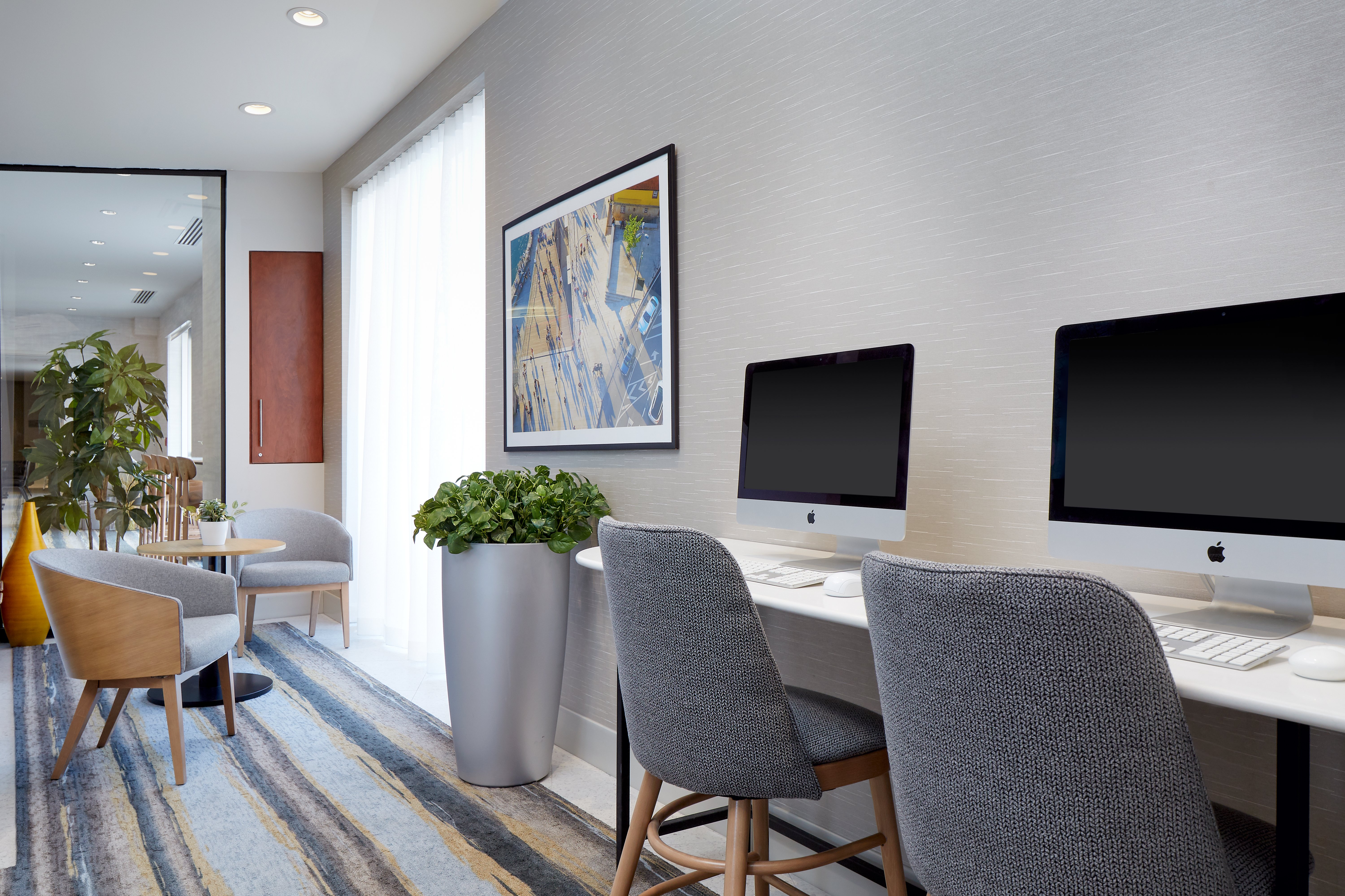 Holiday Inn and Suites Montreal Airport 57/67