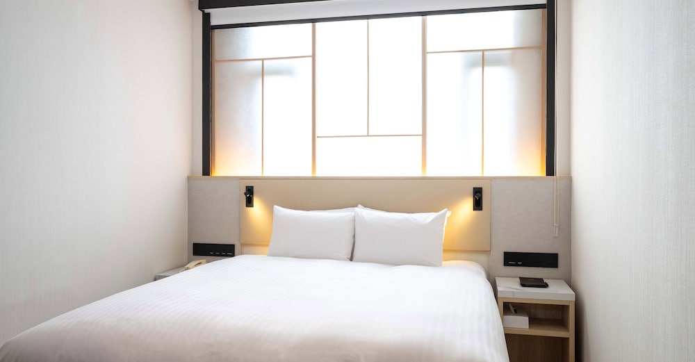 ROOM, QUEEN BED