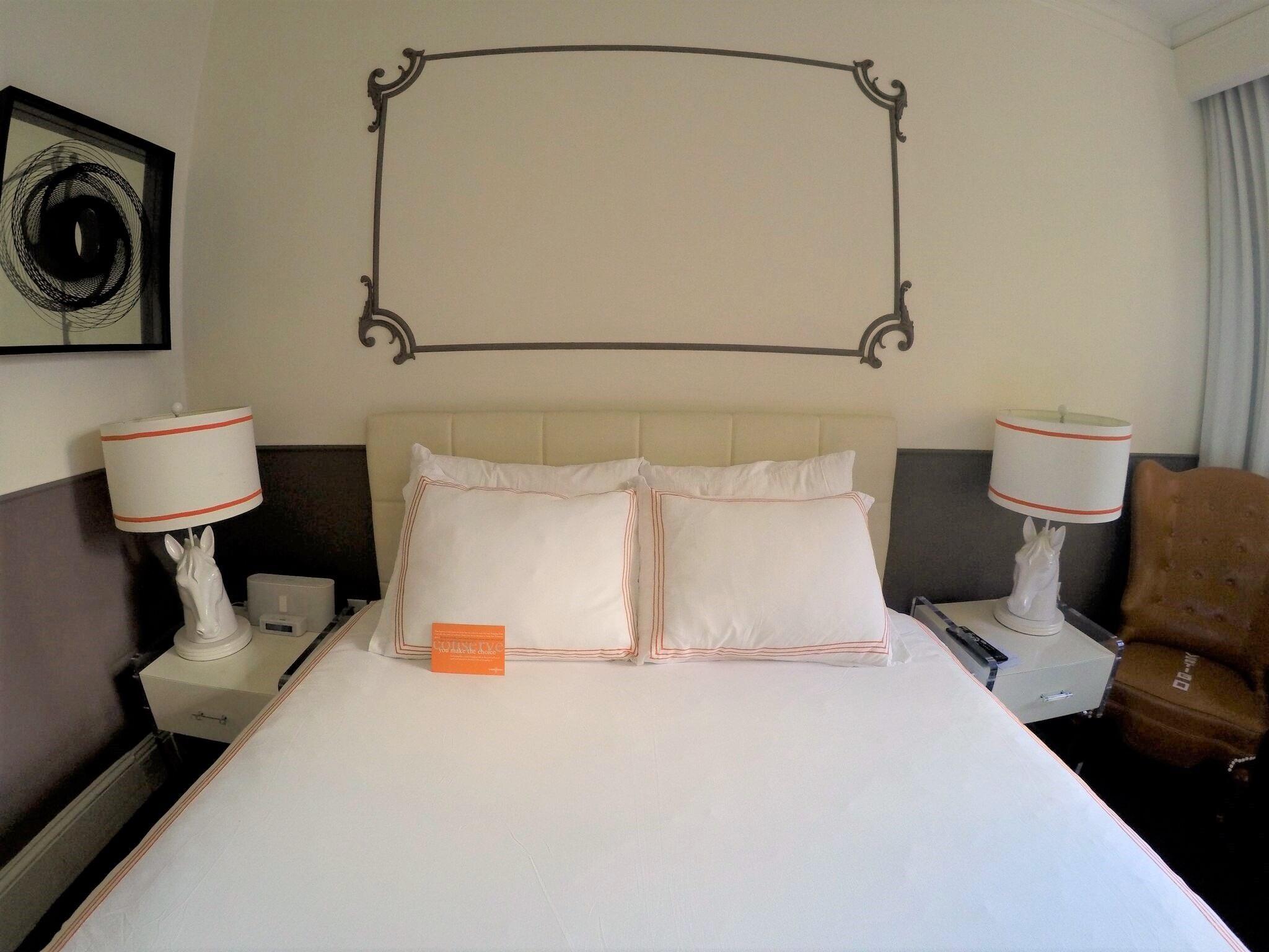 Petite, Queen Bed