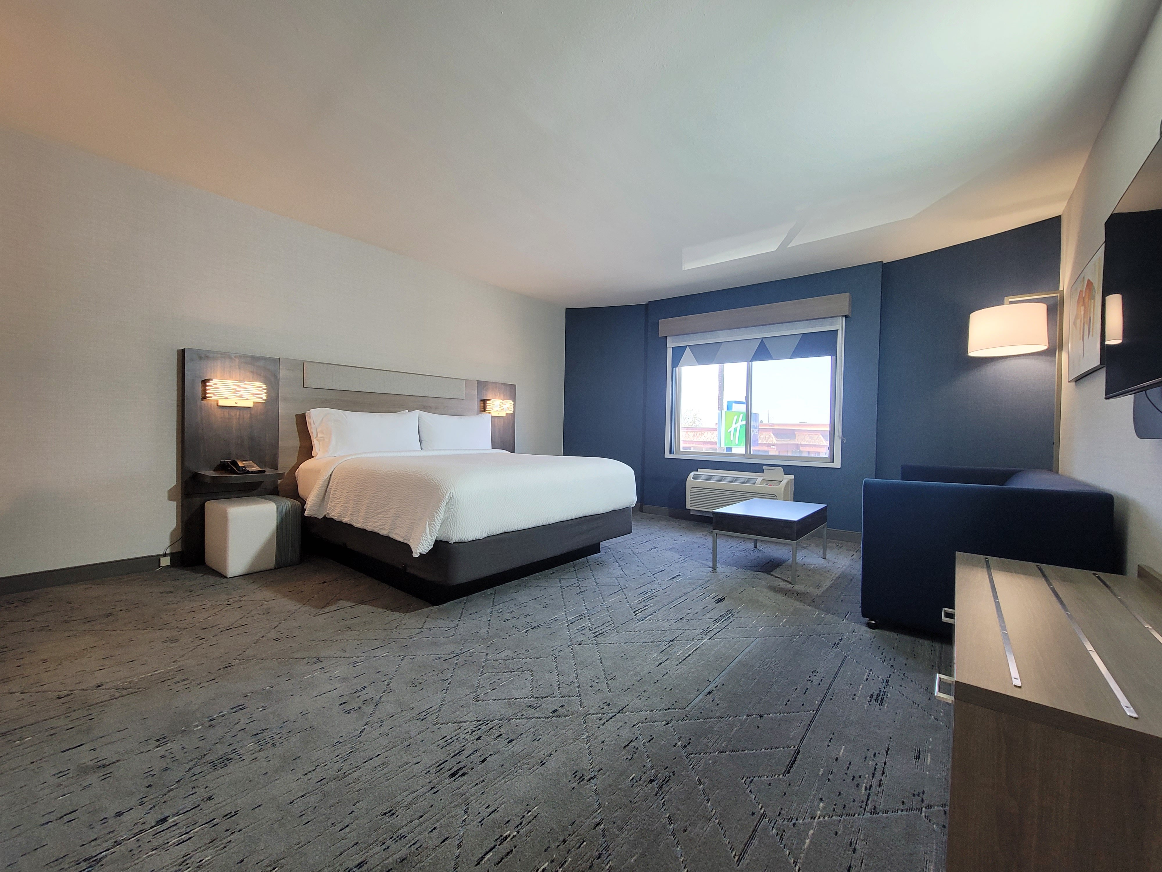 HOLIDAY INN EXPRESS SAN DIEGO SOUTH - CHULA VISTA 34/71
