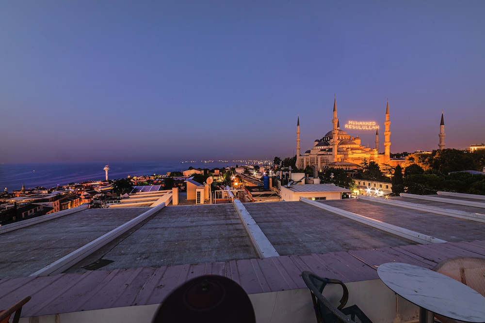 The Magnaura Palace Hotel 82/87