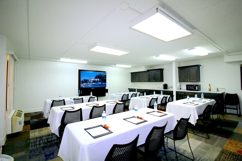 L3 Oasis Hotel 35/47