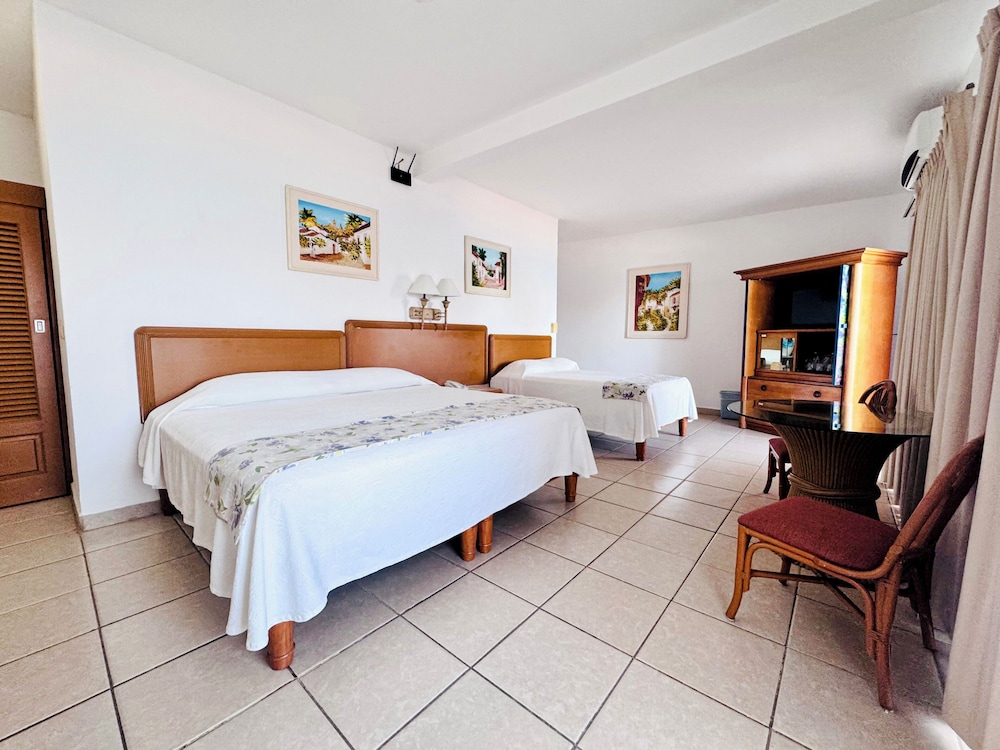 DELUXE, TWIN BEDS, SEA VIEW
