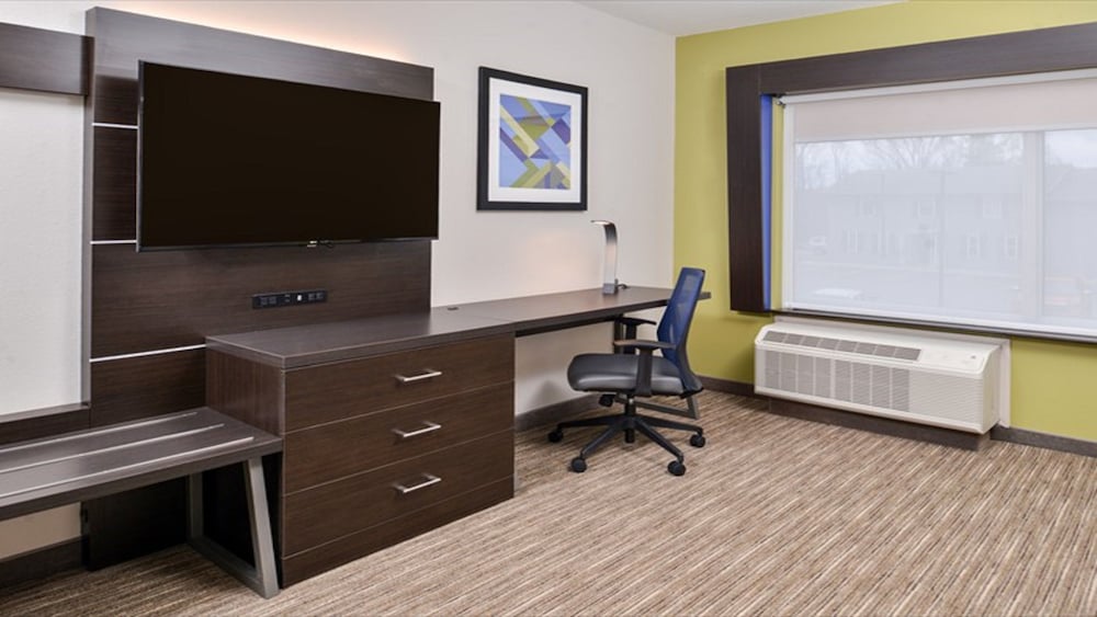 Holiday Inn Express Suites Parkersburg East 48/56